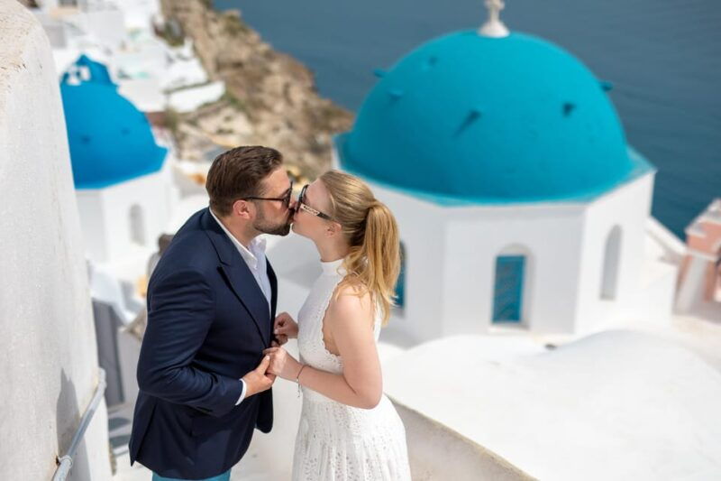 oia-couple-photoshoot-with-30-edited-photos