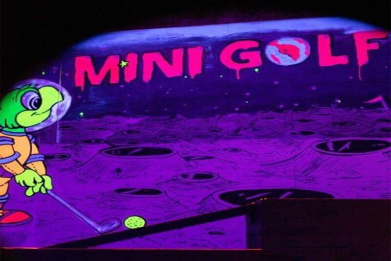 porto-18-hole-indoor-mini-golf-ticket-with-uv-light-courses