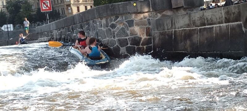 prague-vltava-river-guided-canoeing-tour