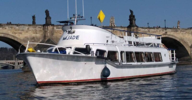 prague-vltava-river-private-boat-party-with-drinks