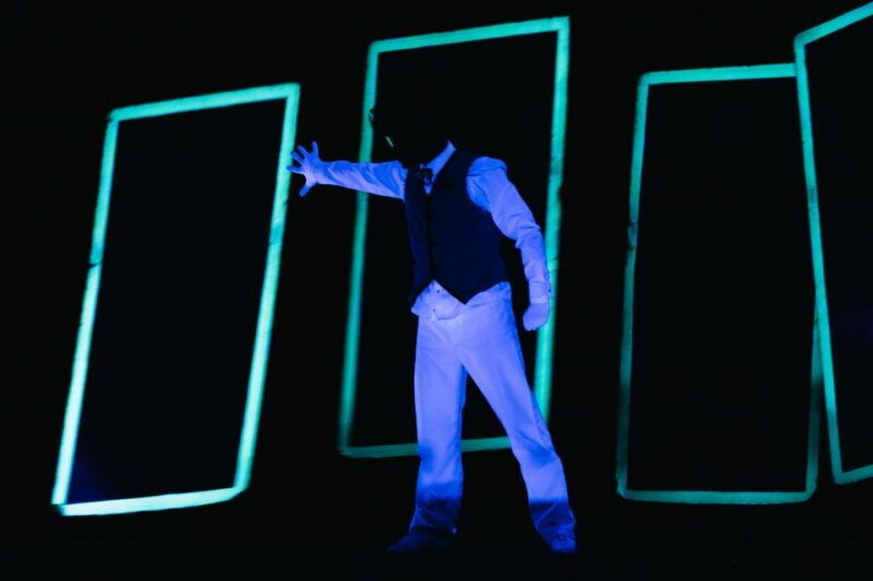 prague-wow-show-black-light-theater