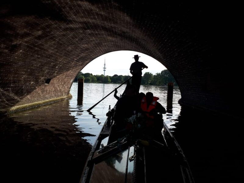 private-alster-lake-romantic-tour-in-a-real-venetian-gondola