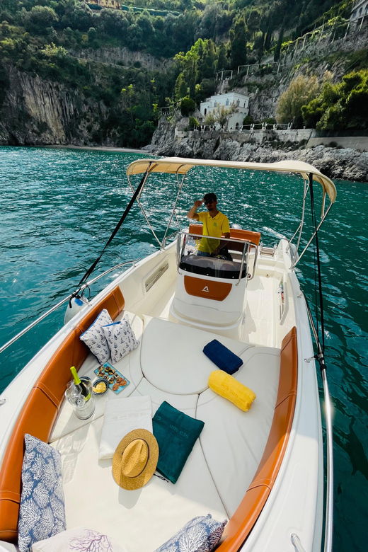 private-boat-tour-of-the-island-of-capri-3