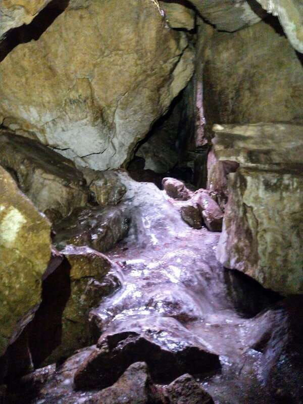 private-metcalfe-duncan-caves-hike-collingwood-blue-mountain