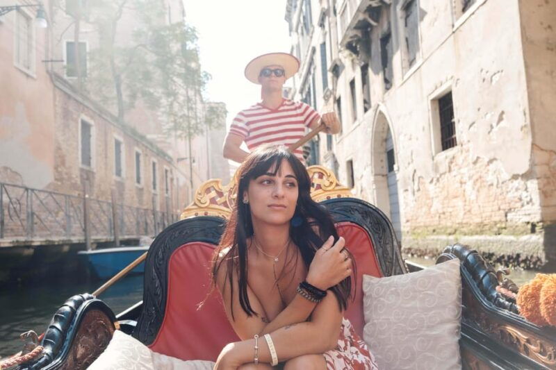 private-photoshoot-of-your-gondola-ride-in-venice