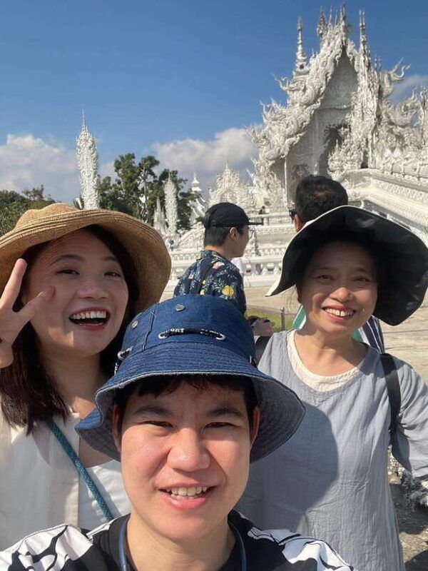private-trip-chiang-rai-day-trip-white-temple-blue-temple