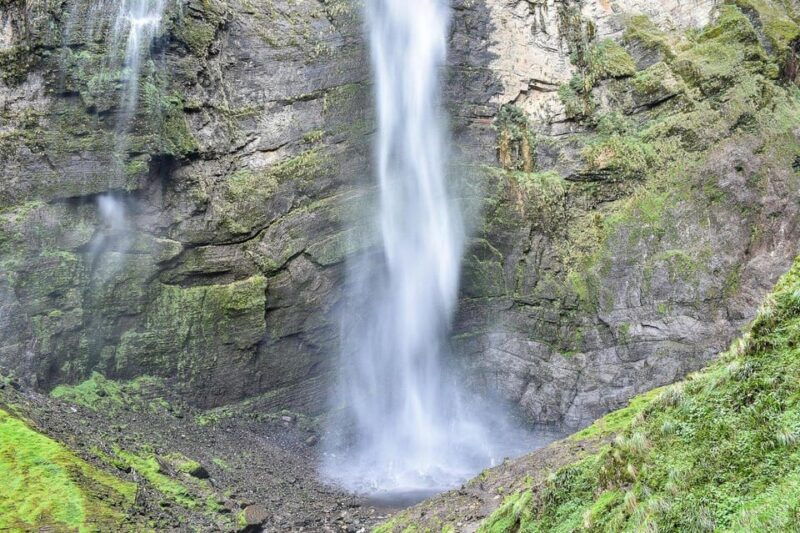 rappelling-at-the-pisac-waterfalls