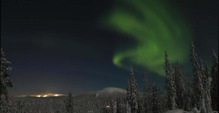 ruka-searching-for-the-northern-lights-with-snowshoes
