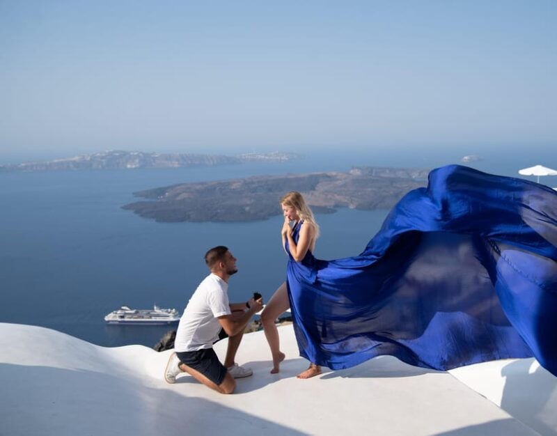 santorini-proposal-photoshoot-l-private-entry-to-blue-dome