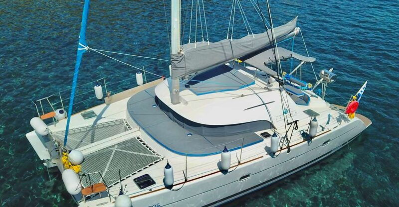 santorini-semi-private-catamaran-cruise-with-food-drinks