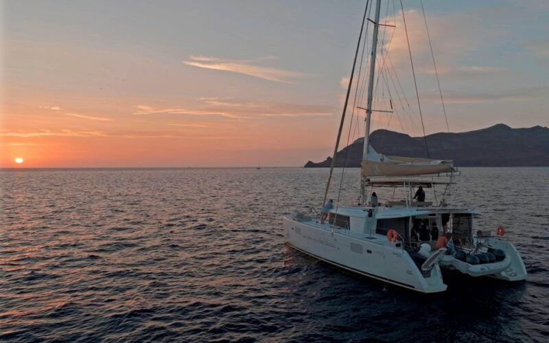 santorini-sunset-sailing-cruise-with-dinner-and-drinks