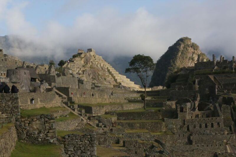 short-inca-trail-trek-to-machupicchu-premium-tour