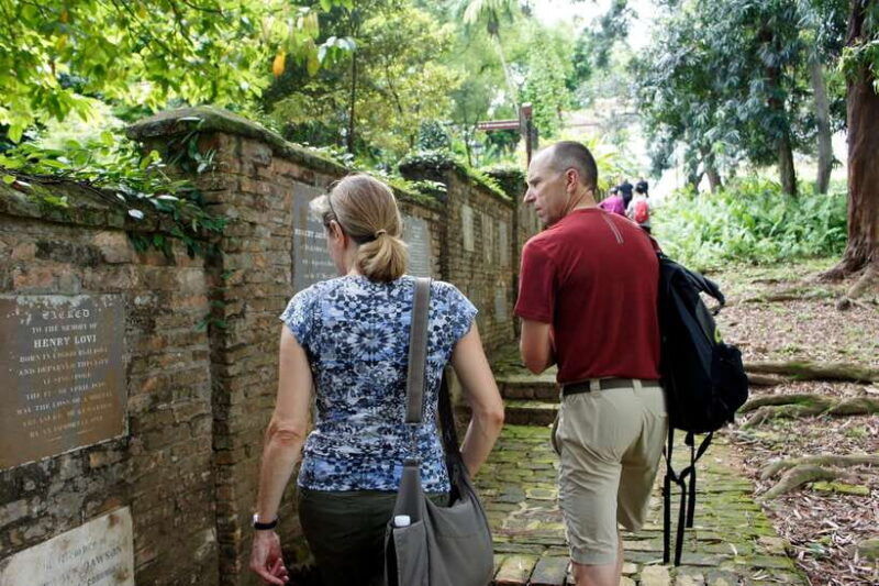 singapore-2-5-hour-walking-tour-graves-guns-battles