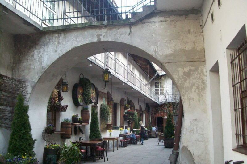 skip-the-line-galicia-jewish-museum-private-tour-in-krakow-2
