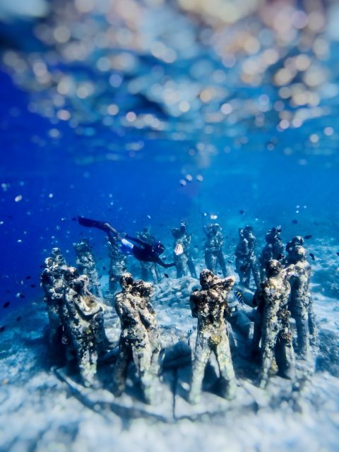 snorkeling-with-turtle-and-underwater-statue-in-gilis