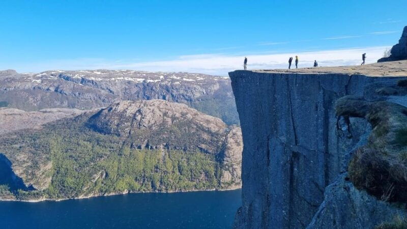 stavanger-preikestolen-tour-with-guide-and-pickup