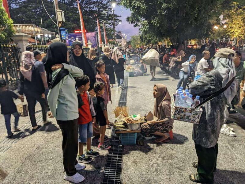 street-food-tasting-by-walking