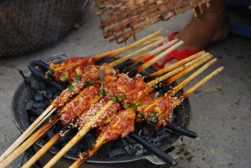 street-food-walking-tour-in-hoi-an-with-5-local-tastings