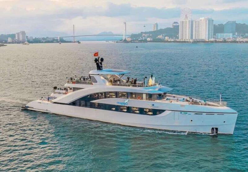 sunset-dining-harmony-performance-on-halong-saquila-yacht