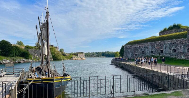 suomenlinna-tour-in-french-with-doro