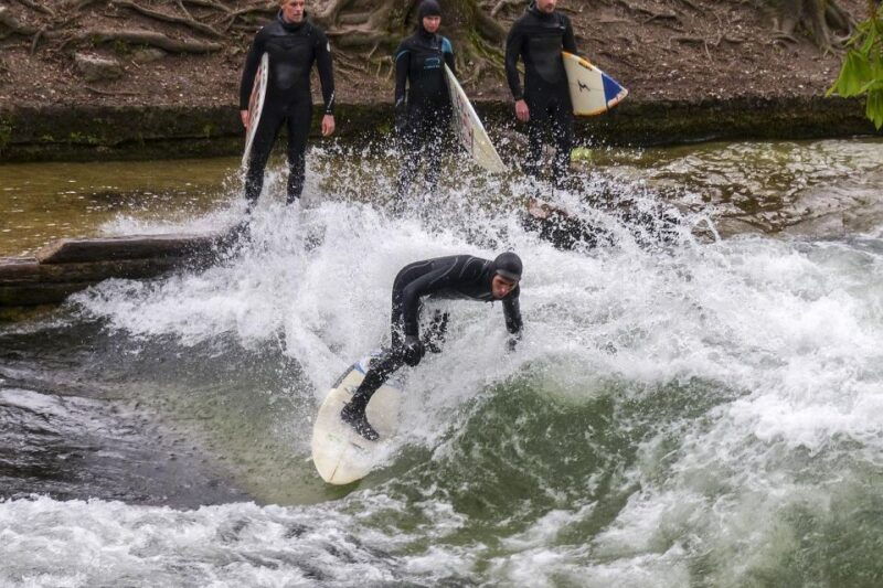 surfing-on-munich-all-year-even-winter-englischer-garten