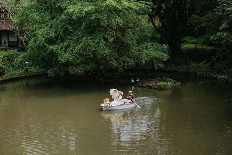 ubud-romantic-picnic-on-a-wooden-boat-with-sparkling-wine-2
