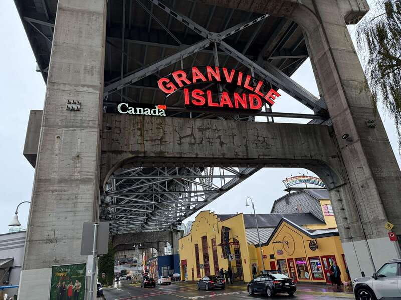 vancouver-tour-car-grandville-island-queen-elizabeth-china-t