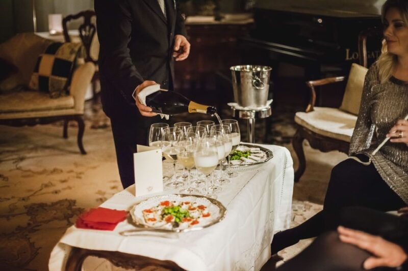venice-gondola-ride-and-a-gala-dinner-in-a-venetian-palace