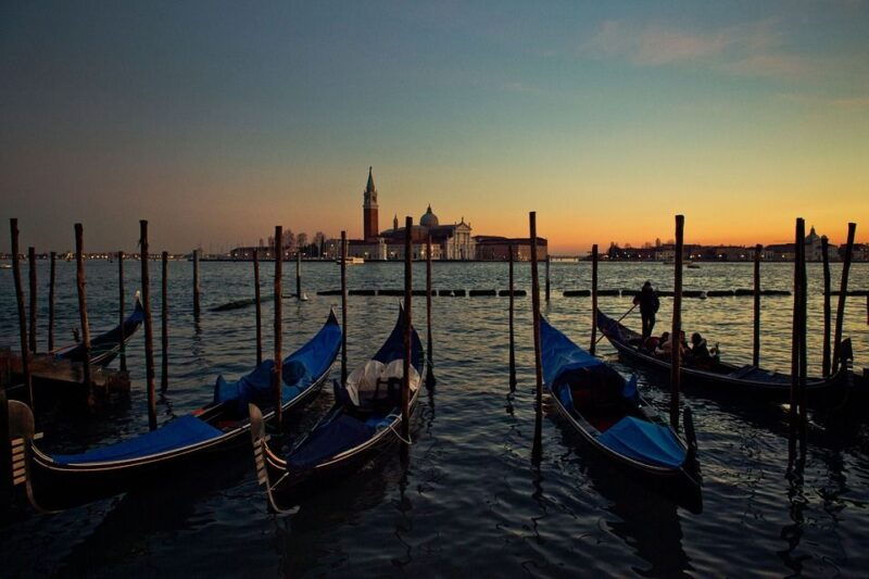 venice-private-evening-stroll-with-gondola-ride