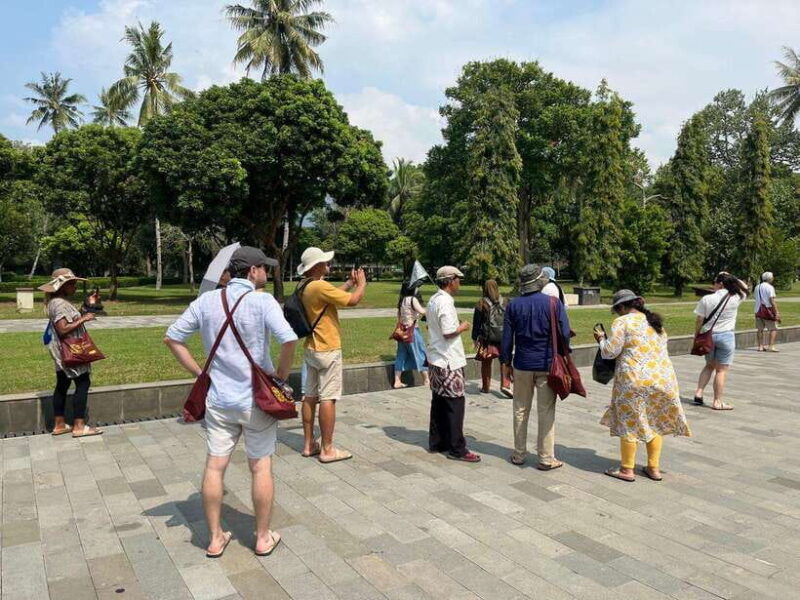 yogyakarta-borobudur-climb-to-the-top-included-cycling-tour