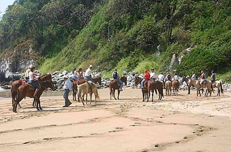 zihuatanejo-horseback-riding-on-the-beach