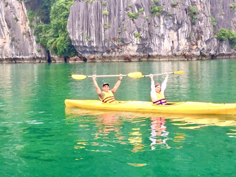 6-hours-ha-long-bay-group-toursung-sot-ti-top-kayaking
