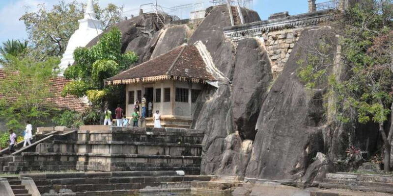 anuradhapura-private-half-day-cycling-tour-w-guide