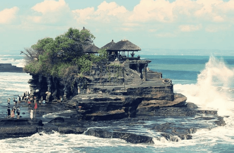 bali-beach-tour-tanah-lot-temple-finns-beach-club