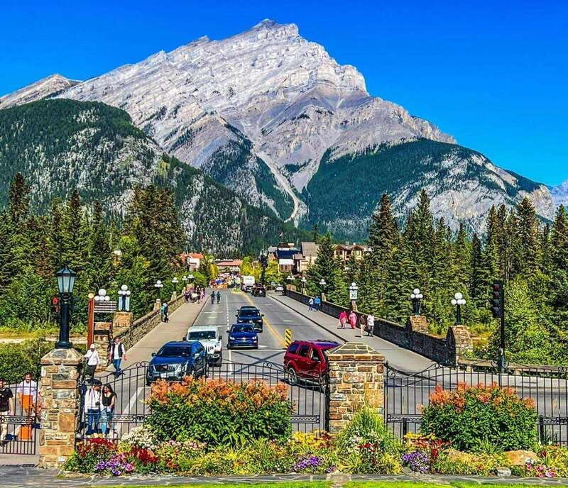 banff-gondola-hot-spring-and-three-lakes-tour