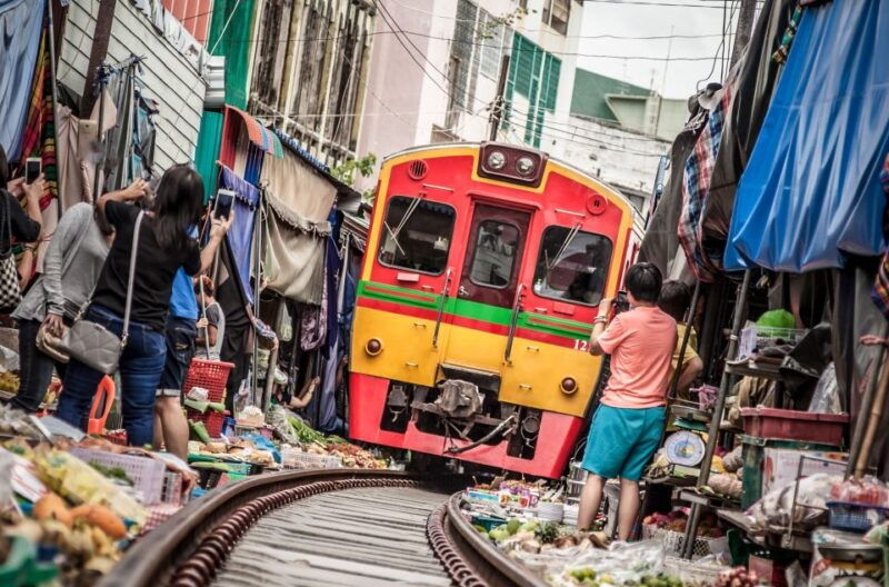 bangkok-damnoen-saduak-train-market-mahanakhon-day-trip