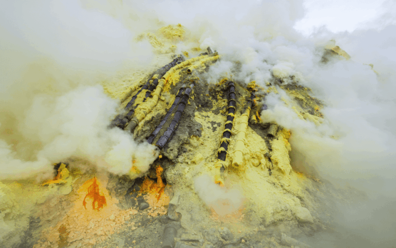 banyuwangi-blue-flame-wonderous-phenomenon-of-ijen-crater