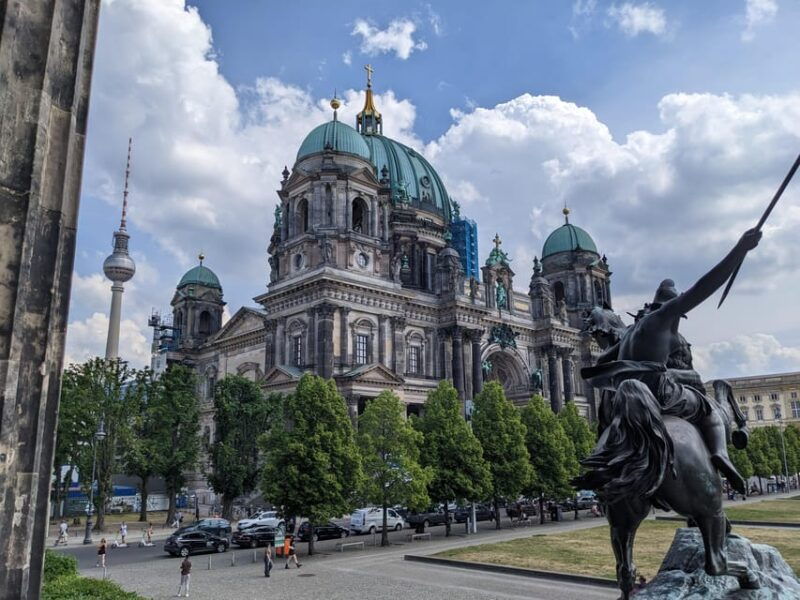 berlin-private-bike-tour-by-a-local-guide-in-danish-english