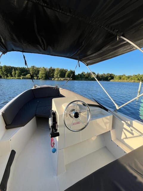 berlin-wonderful-days-renting-the-motorboat-tortola