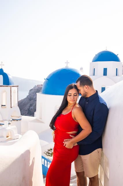 blue-domes-in-oia-village-photo-shoot-in-santorini-island