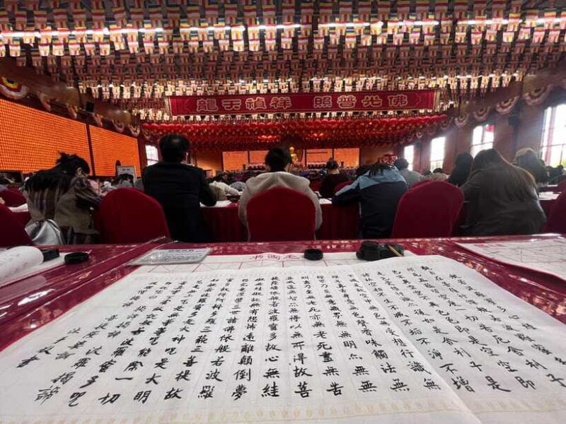 buddhist-tour-of-longhua-temple-and-vegetarian-noodles