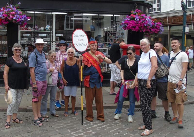 canterbury-walking-tour-with-green-badge-guide