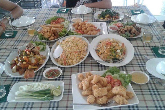 Chiang Mai Elephant Sanctuary and Temples Tour in Spanish - Frequently Asked Questions