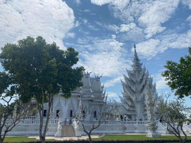 chiang-rai-2-temples-white-and-blue-black-house-museum