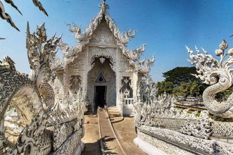 chiang-rai-3-famous-temples-lalita-cafe-private-tour