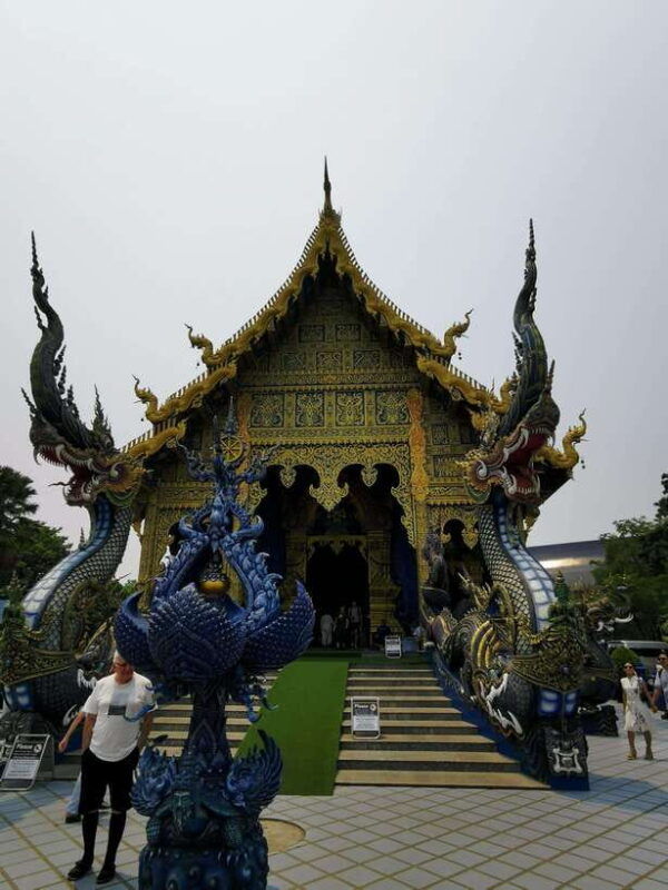 chiang-rai-white-blue-red-temples-long-neck-tour