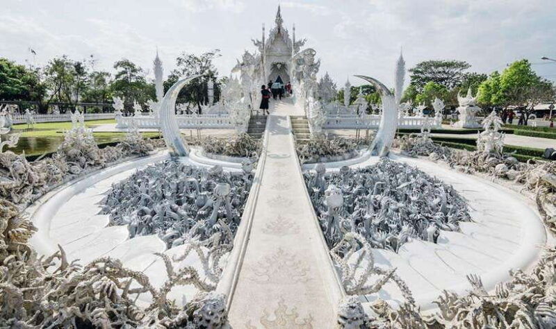 chiang-rai-white-blue-temples-black-house-lunch-guide