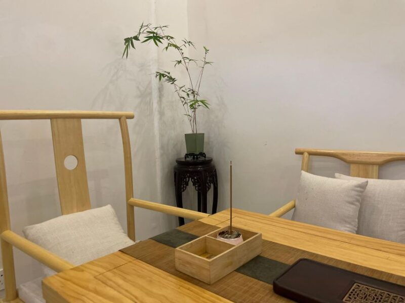 chinese-tea-ceremony-in-beijing-hutong-courtyard