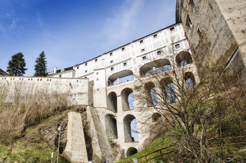 czech-krumlov-with-entrance-to-the-castle