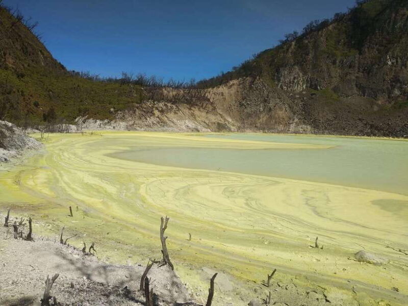 daytrip-costum-white-crater-volcano-mount-tour-guide-bandung